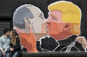 trump-kiss-furtin-600x392